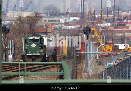 10 avril 2008 - New York, New York, États-Unis - I13176KBA.TRAIN DÉRAILLÉ. MASPETH, QUEENS, NEW YORK New York 04-10-2008. - - 2008.(crédit image : © Ken Babolocsay/Globe photos/ZUMAPRESS.com) Banque D'Images