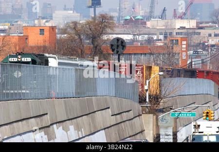 10 avril 2008 - New York, New York, États-Unis - I13176KBA.TRAIN DÉRAILLÉ. MASPETH, QUEENS, NEW YORK New York 04-10-2008. - - 2008.(crédit image : © Ken Babolocsay/Globe photos/ZUMAPRESS.com) Banque D'Images