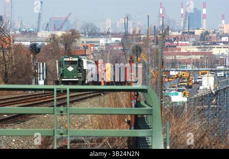 10 avril 2008 - New York, New York, États-Unis - I13176KBA.TRAIN DÉRAILLÉ. MASPETH, QUEENS, NEW YORK New York 04-10-2008. - - 2008.(crédit image : © Ken Babolocsay/Globe photos/ZUMAPRESS.com) Banque D'Images