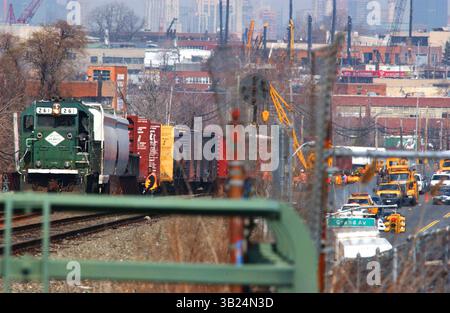 10 avril 2008 - New York, New York, États-Unis - I13176KBA.TRAIN DÉRAILLÉ. MASPETH, QUEENS, NEW YORK New York 04-10-2008. - - 2008.(crédit image : © Ken Babolocsay/Globe photos/ZUMAPRESS.com) Banque D'Images
