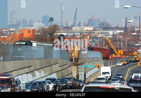 10 avril 2008 - New York, New York, États-Unis - I13176KBA.TRAIN DÉRAILLÉ. MASPETH, QUEENS, NEW YORK New York 04-10-2008. - - 2008.(crédit image : © Ken Babolocsay/Globe photos/ZUMAPRESS.com) Banque D'Images