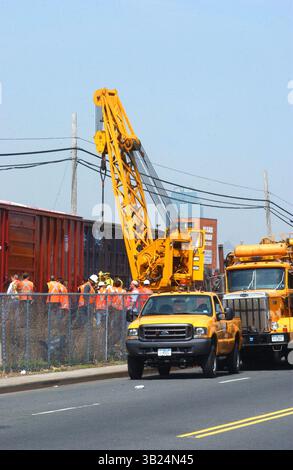 10 avril 2008 - New York, New York, États-Unis - I13176KBA.TRAIN DÉRAILLÉ. MASPETH, QUEENS, NEW YORK New York 04-10-2008. - - 2008.(crédit image : © Ken Babolocsay/Globe photos/ZUMAPRESS.com) Banque D'Images
