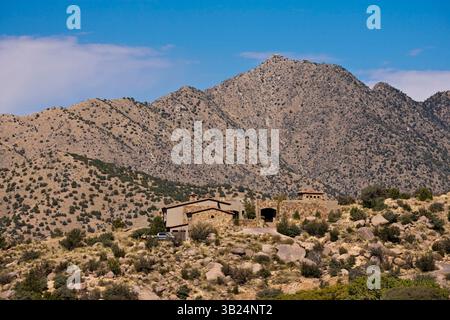 17 octobre 2010 - Albuquerque, Nouveau-Mexique, États-Unis - les maisons s'enfoncent jusqu'aux contreforts du côté ouest des montagnes Sandia, immédiatement à l'est d'Albuquerque. Les montagnes sont en grande partie dans la forêt nationale de Cibola et leur point culminant est Sandia Crest, 10 678 pieds (3 255 m). (Crédit image : © Arnold Drapkin/ZUMAPRESS.com) Banque D'Images