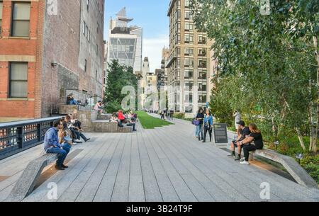 New York, États-Unis d'Amérique – 9 octobre 2018. High Line Walkway à New York. Vue vers le bâtiment Hudson Yards, avec les gens. Le High Lin Banque D'Images