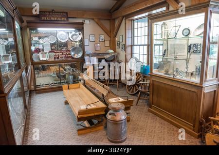 Berlin, Ohio, États-Unis d’Amérique – 13 octobre 2018. Musée en aluminium martelé à la main à l'intérieur de Wendell August Forge, une boutique de cadeaux et souvenirs dans le Banque D'Images