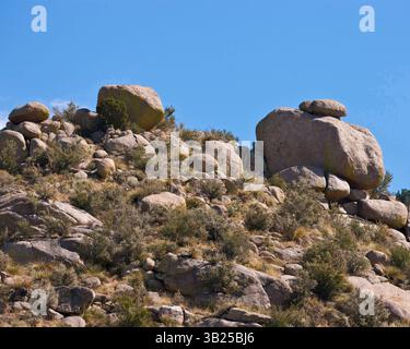 17 oct. 2010 - Albuquerque, Nouveau-Mexique, États-Unis - piles de rochers de granit naturel sur le côté ouest escarpé et accidenté des montagnes Sandia, immédiatement à l'est d'Albuquerque, Nouveau-Mexique. En grande partie dans la forêt nationale de Cibola, son point culminant est Sandia Crest, 10 678 pieds (3 255 m). (Crédit image : © Arnold Drapkin/ZUMAPRESS.com) Banque D'Images