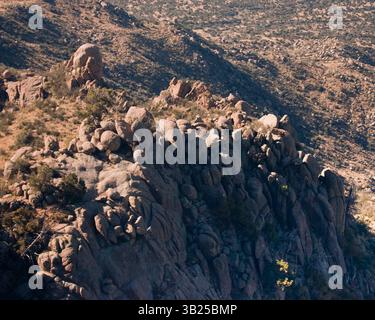 17 oct. 2010 - Albuquerque, Nouveau-Mexique, États-Unis - piles de rochers de granit naturel sur le côté ouest escarpé et accidenté des montagnes Sandia, immédiatement à l'est d'Albuquerque, Nouveau-Mexique. En grande partie dans la forêt nationale de Cibola, son point culminant est Sandia Crest, 10 678 pieds (3 255 m). (Crédit image : © Arnold Drapkin/ZUMAPRESS.com) Banque D'Images