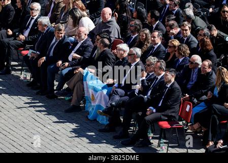 Rome, Italie. 27 avril 2025. Rome, Rome, Italie, 27 avril 2025, pendant les funérailles du Saint-Père François, ont été organisées place Pierre, Cité du Vatican, Rome, Italie pendant la messe funéraire du Saint-Père François - crédit nouvelles : Live Media Publishing Group/Alamy Live News Banque D'Images