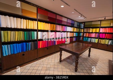 Étagères de nombreux coussins de soie colorés en vente au « Thai Silk Village » situé à Ban Sanuan Nok, un village un quartier de Chiang mai, Thaïlande Banque D'Images