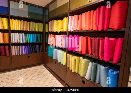 Étagères de nombreux coussins de soie colorés en vente au « Thai Silk Village » situé à Ban Sanuan Nok, un village un quartier de Chiang mai, Thaïlande Banque D'Images