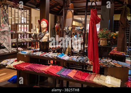 Dans le showroom de soie du « Thai Silk Village » situé à Ban Sanuan Nok, un village un quartier de Chiang mai, la deuxième plus grande ville de Thaïlande Banque D'Images