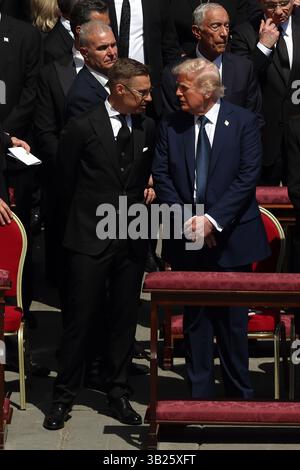 Cité du Vatican, 26.04.2025 : le président finlandais Alexander Stubb s’entretient avec le président américain Donald Trump aux côtés de son épouse Melania. Les dirigeants du monde assistent au Pape F. Banque D'Images