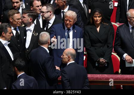 Cité du Vatican, 26.04.2025. Le président des États-Unis Donald Trump et la première dame Melania Trump. Les leaders mondiaux assistent aux funérailles du pape François devant Banque D'Images