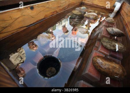 06, 2009 - PIEDRA, CA, USA - PIEDRA, CA 12/6/09 MTD CEK FIGHTERS COLLECTE DE FONDS. Les pêcheurs à la mouche locaux se reflètent dans l'eau d'une boîte d'incubation côté ruisseau avec des milliers d'œufs de truites arc-en-ciel incubés sur la rivière Lower Kings près du barrage de Pine Flat dimanche 6 décembre 2009. Environ 50 passionnés de pêche à la mouche se sont réunis pour un barbecue et une éducation à la pêche afin de sensibiliser davantage à la pêche à la truite dans la rivière et de recueillir des fonds pour renforcer l'application de la loi sur la pêche et le gibier le long de la section de capture et de relâchement de la rivière. Environ 150 000 oeufs de truite arc-en-ciel sont incubés pour être relâchés dans th Banque D'Images