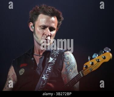 20 août 2009 - San Diego, Californie, États-Unis - le guitariste MIKE DIRNT de 'Green Day' se produit en concert à Viejas Arena de l'Université d'État de San Diego. (Crédit image : © Roger Williams/ZUMA Press) Banque D'Images