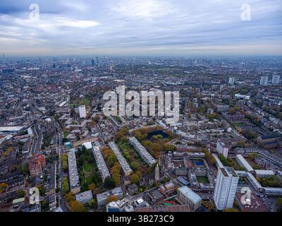Tapisserie résidentielle de Londres : urbanisme vu d'en haut. Superbe vue aérienne des quartiers résidentiels de Londres avec feuillage d'automne. Banque D'Images