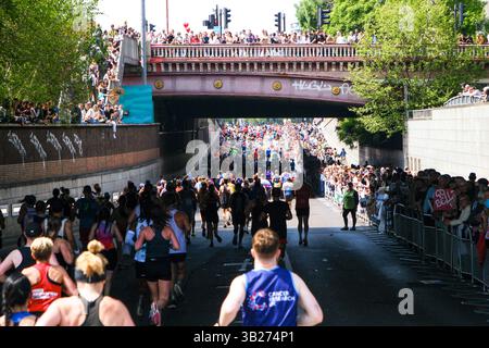 Londres, Royaume-Uni. 27 avril 2025. Les foules regardent les coureurs du marathon de Londres TCS 2025. Credit : Matthew Chattle/Alamy Live News Banque D'Images