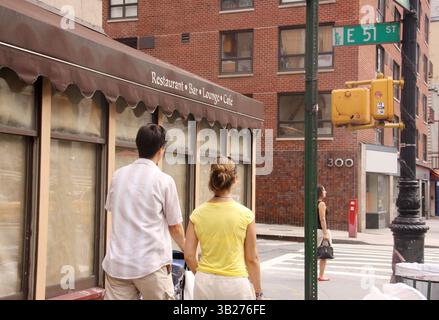 22 août 2009 - New York, New York, États-Unis - les clients passent devant un restaurant de Midtown. De nombreux magasins et restaurants ont fermé en raison de la période économique difficile à New York. (Crédit image : © Nancy Kaszerman/ZUMA Press) Banque D'Images