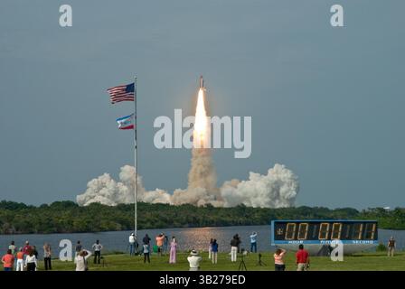 15 juil. 2009 - Cape Canaveral, Floride, États-Unis - sous un ciel lavé de nuages, les spectateurs regardent la navette spatiale Endeavour s'élever majestueusement de la rampe de lancement 39A au Centre spatial Kennedy de la NASA en Floride lors de la mission STS-127 vers la Station spatiale internationale. Le décollage a eu lieu à 18 h 03 HAE le 15 juillet 2009 et était la sixième tentative de lancement de la mission. Le lancement a été nettoyé les 13 et 17 juin lorsqu'une fuite d'hydrogène gazeux s'est produite pendant le remplissage en carburant en raison d'une plaque de support ombilicale mal alignée. La mission a été reportée les 11, 12 et 13 juillet en raison des conditions météorologiques près de la navette L. Banque D'Images