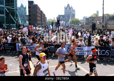 Londres, Royaume-Uni. 27 avril 2025. Les foules regardent les coureurs du marathon de Londres TCS 2025. Credit : Matthew Chattle/Alamy Live News Banque D'Images