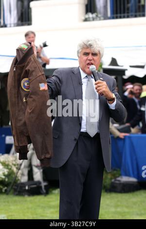 16 août 2009 - Pebble Beach, Californie, États-Unis - JAY LENO a vendu aux enchères le blouson d'aviateur du gouverneur Arnold Schwarzenegger pour une offre de 30 000 $ lors du 59e concours d'élégance de Pebble Beach connu comme le salon automobile le plus prestigieux au monde. L'événement a été organisé sur le 18e fairway du lien de golf de Pebble Beach avec le bord de l'océan Pacifique comme toile de fond. (Crédit image : © Dane Andrew/ZUMA Press) Banque D'Images