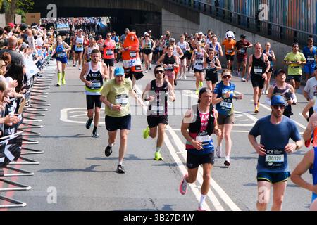 Londres, Royaume-Uni. 27 avril 2025. Les foules regardent les coureurs du marathon de Londres TCS 2025. Credit : Matthew Chattle/Alamy Live News Banque D'Images
