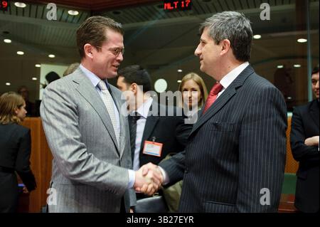 Le ministre allemand de la Défense Karl-Theodor zu Guttenberg (l) discute avec le ministre autrichien des Affaires étrangères Michael Spindelegger au début d'un conseil européen des Affaires étrangères / OTAN au siège du conseil européen à Bruxelles, Belgique, le 2009-11-16 Â© by Wiktor Dabkowski (Credit image : © Wiktor Dabkowski/ZUMApress.com) Banque D'Images
