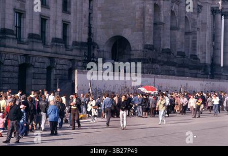 Feb 05, 1990 - Berlin, Allemagne - les gens marchent autour de 'No man's Land' la division entre le mur de Berlin côté est et le mur côté Ouest, devant le Reichstag, en février 1990. Avant le 9 novembre 1989, un serait tué dans cette zone. (Crédit image : © Deirdre Hamill/ZUMA Press) Banque D'Images