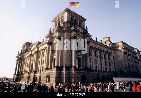 Feb 05, 1990 - Berlin, Allemagne - les gens marchent autour de 'No man's Land' la division entre le mur de Berlin côté est et le mur côté Ouest, devant le Reichstag, en février 1990. Avant le 9 novembre 1989, un serait tué dans cette zone. (Crédit image : © Deirdre Hamill/ZUMA Press) Banque D'Images