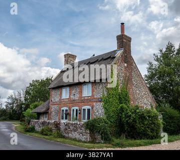 Un cottage pittoresque au toit de chaume dans un village anglais rural de la côte sud de Chidham. Banque D'Images
