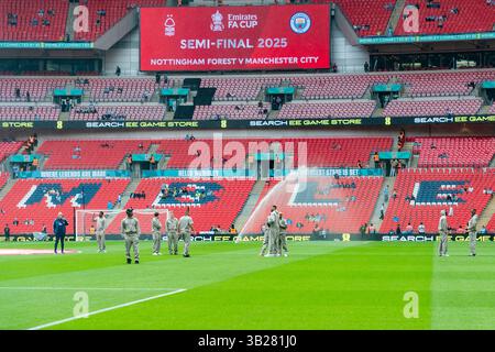 Londres, Angleterre, le 27 avril 2025. Londres, Royaume-Uni. 27 avril 2025. *** Lors du match de demi-finale de la FA Cup entre Nottingham Forest et Manchester City au stade de Wembley, Londres, Angleterre, le 27 avril 2025. Photo de Grant Winter. Utilisation éditoriale uniquement, licence requise pour une utilisation commerciale. Aucune utilisation dans les Paris, les jeux ou les publications d'un club/ligue/joueur. Crédit : UK Sports pics Ltd/Alamy Live News Banque D'Images