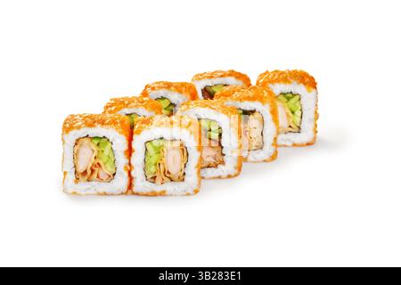 Délicieux rouleaux de sushi chauds avec saumon, avocat et concombre garnis de chapelure, isolés sur fond blanc Banque D'Images