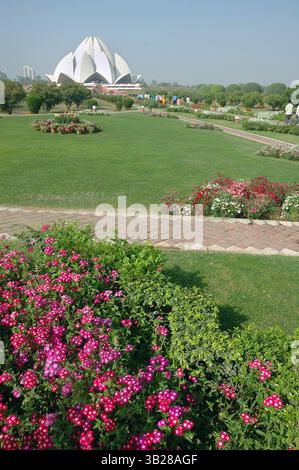 12 novembre 2009 - New Delhi, Inde - Baha'i House of Worship à Delhi, populairement connu sous le nom de Temple du Lotus en raison de sa forme semblable à la fleur, est une maison de culte Baha'i et également une attraction importante à Delhi. Il a été achevé en 1986 et sert de temple mère du sous-continent indien. Il a remporté de nombreux prix d'architecture et a été présenté dans des centaines d'articles de journaux et de magazines. (Crédit image : © Prasanta Biswas/ZUMA Press) Banque D'Images