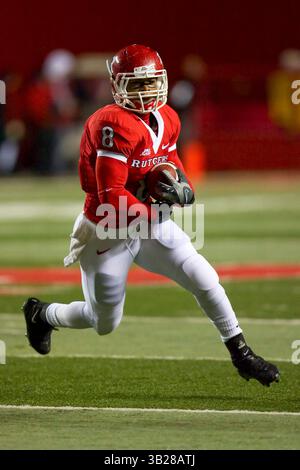 12 novembre 2009 : les Rutgers Scarlet Knights courent en arrière Kordell Young (8 ans) qui court avec le ballon pendant le match entre les South Florida Bulls et les Rutgers Scarlet Knights au Rutgers Stadium de Piscataway, New Jersey. Les Scarlet Knights ont battu les Bulls pour la quatrième fois consécutive, 31-0.(image crédit : © Chris Szagola/Cal Sport Media/ZUMApress.com) Banque D'Images