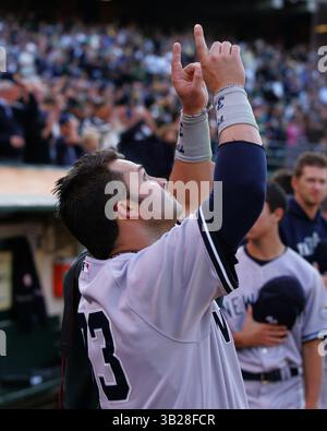 18 août 2009 : le rival des Yankees Nick Swisher #33 pointe vers le ciel avant le match entre les Oakland Athletics et les New York Yankees au Oakland-Alameda County Coliseum à Oakland en Californie. Le A est perdu contre les Yankees 7-2. Jeff Trouette/Cal Sport Media (image crédit : © Jeff Trouette/Cal Sport Media/ZUMA Press) Banque D'Images