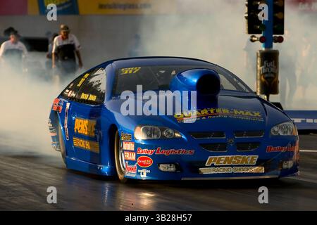 21 août 2009 : Rickie Jones, dans la Stock car no 317 Quarter-Max/RJ Race Cars Pro, fume les pneus lors de la 25e édition annuelle Toyo Tires Nationals, un événement de la NHRA Full Throttle Drag Racing Series, au Maple Grove Raceway à Mohnton, Pennsylvanie. (Crédit image : © Chris Szagola/Cal Sport Media/ZUMA Press) Banque D'Images