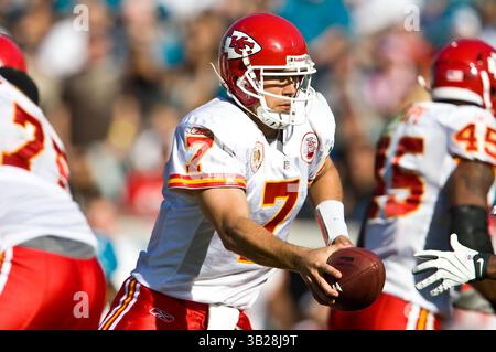 8 novembre 2009 : Matt Cassel (7 ans), quarterback des Kansas City Chiefs, se remet à un running back pendant l'action entre les AFC West Kansas City Chiefs et les AFC South Jacksonville Jaguars au Jacksonville Municipal Stadium à Jacksonville, en Floride. Jacksonville a battu Kansas City 24-21.(image crédit : © Gray Quetti/Cal Sport Media/ZUMApress.com) Banque D'Images