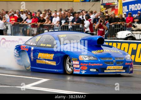 22 août 2009 : Rickie Jones, dans le numéro 317 Quarter-Max/RJ Race Cars Pro Stock car, fumait les pneus lors de la 25e édition annuelle Toyo Tires Nationals, un événement de la NHRA Full Throttle Drag Racing Series, au Maple Grove Raceway à Mohnton, Pennsylvanie. (Crédit image : © Chris Szagola/Cal Sport Media/ZUMA Press) Banque D'Images