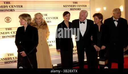 Jean Kennedy Smith (gauche) , Eunice Shriver (deuxième à partir de la gauche) , Victoria Kennedy (troisième à partir de la gauche) , le sénateur Edward Kennedy (troisième à partir de la droite) , Cara Kennedy, (deuxième à partir de la droite) , et Sargent Shriver (à droite) font la scène au Kennedy Center Honors Gala au John F. Kennedy Center for the Performing Arts à Washington, DC le dimanche 3 décembre 2006. (Image de crédit : Washington Times/ZUMA Press) Banque D'Images