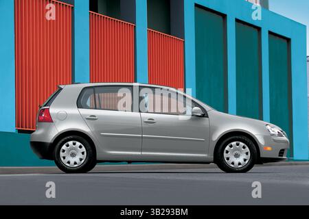 26 août 2009 - Santa Barbara, Californie, États-Unis - à partir de 16 300 $ en argent gris. La Volkswagen Rabbit 2009 est un hayon compact disponible avec deux ou quatre portes, chacune avec un seul niveau de finition (connu sous le nom de S). La Rabbit S deux portes est livrée de série avec des roues en acier de 15 pouces, la climatisation, des accessoires pleine puissance, un régulateur de vitesse, une sellerie en tissu, un siège du conducteur à réglage manuel en six sens, une banquette arrière divisée rabattable 60/40, un volant inclinable et télescopique et une chaîne stéréo à 10 haut-parleurs avec lecteur de CD et prise audio auxiliaire. La Rabbit S quatre portes ajoute une garniture extérieure améliorée, pare-brise chauffant était Banque D'Images