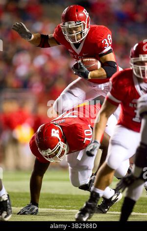 12 novembre 2009 : Rutgers Scarlet Knights Running Back Joe Matinek (38) saute sur Desmond Wynn (70), le linemen offensif des Rutgers Scarlet Knights, alors qu'il court avec le ballon pendant le match entre les South Florida Bulls et les Rutgers Scarlet Knights au stade Rutgers de Piscataway, New Jersey. (Crédit image : © Chris Szagola/Cal Sport Media/ZUMApress.com) Banque D'Images