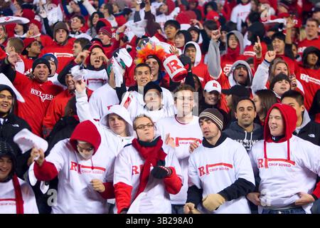 12 novembre 2009 : les fans des Rutgers Scarlet Knights deviennent fous après le touchdown de Joe Matinek (38) lors du match entre les South Florida Bulls et les Rutgers Scarlet Knights au Rutgers Stadium de Piscataway, New Jersey. Les Scarlet Knights ont battu les Bulls pour la quatrième fois consécutive, 31-0.(image crédit : © Chris Szagola/Cal Sport Media/ZUMApress.com) Banque D'Images