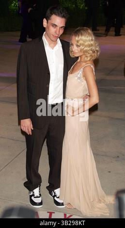 ADAM 'DJ AM' GOLDSTEIN (Mar. 30, 1973 - 28 août 2009), 36 ans, musicien et disc-jockey américain. DJ AM a été retrouvé mort dans son appartement New York SoHo vendredi. Un ami l'a trouvé allongé la face cachée sur son lit avec des accessoires de drogue, y compris une pipe pour fumer des médicaments et des bouteilles d'ordonnance. Goldstein était un ancien membre du groupe de rock Crazy Town. Le 19 septembre 2008, Goldstein a été grièvement blessé lorsqu'un Learjet dans lequel il voyageait s'est écrasé au décollage et souffrait de la « culpabilité des survivants » après l'accident. PHOTO - 27 février 2005 - Los Angeles, CA, USA - l'actrice NICOLE RICHIE et DJ AM at Banque D'Images