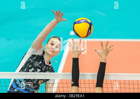 Pasig City, Philippines. 27 avril 2025. Tatyana Nikitina (arrière) de la Kazakhstan Zhetysu VC participe au match final entre le Kazakhstan Zhetysu VC et le Vietnam VTV Binh Dien long an à la Ligue des champions de volleyball féminin de l'AVC à Pasig City, Philippines, le 27 avril 2025. Crédit : Rouelle Umali/Xinhua/Alamy Live News Banque D'Images