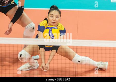 Pasig City, Philippines. 27 avril 2025. Madina Beket (Down), de la Kazakstan Zhetysu VC, participe au match final entre le Kazakhstan Zhetysu VC et le Vietnam VTV Binh Dien long an à la Ligue des champions de volleyball féminin de l'AVC à Pasig City, Philippines, le 27 avril 2025. Crédit : Rouelle Umali/Xinhua/Alamy Live News Banque D'Images