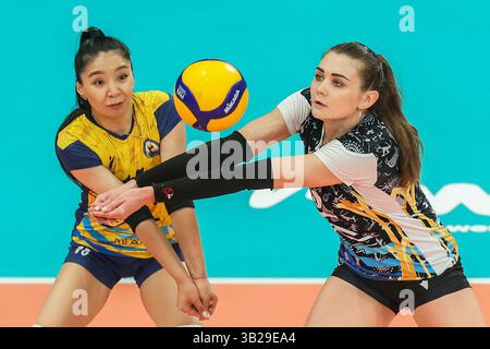 Pasig City, Philippines. 27 avril 2025. Karyna Denysova (R) et Madina Beket de Zhetysu VC du Kazakhstan concourent lors du match final entre Zhetysu VC du Kazakhstan et VTV Binh Dien long an du Vietnam lors de la Ligue des champions de volleyball féminin de l'AVC à Pasig City, Philippines, le 27 avril 2025. Crédit : Rouelle Umali/Xinhua/Alamy Live News Banque D'Images
