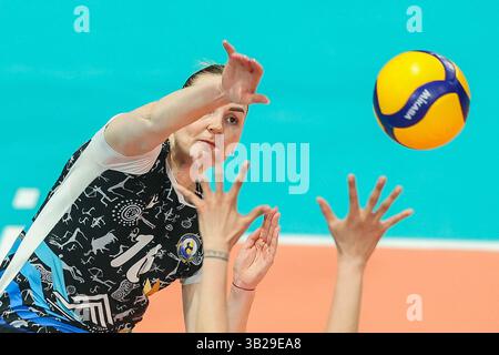 Pasig City, Philippines. 27 avril 2025. Tatyana Nikitina (arrière) de la Kazakhstan Zhetysu VC participe au match final entre le Kazakhstan Zhetysu VC et le Vietnam VTV Binh Dien long an à la Ligue des champions de volleyball féminin de l'AVC à Pasig City, Philippines, le 27 avril 2025. Crédit : Rouelle Umali/Xinhua/Alamy Live News Banque D'Images