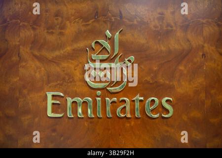Dubaï, Émirats arabes Unis - 24 avril : 2025 : logotype de Emirates Airlines à l'aéroport international de Dubaï. Banque D'Images