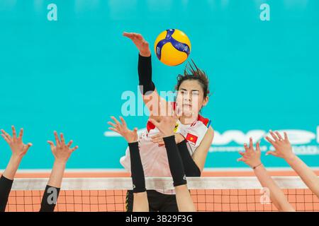 Pasig City, Philippines. 27 avril 2025. VI Thi Nhu Quynh (arrière) de la Viêt Nam VTV Binh Dien long an participe au match final entre le Kazakhstan Zhetysu VC et le Vietnam VTV Binh Dien long an à la Ligue des champions de volleyball féminin de l'AVC à Pasig City, Philippines, le 27 avril 2025. Crédit : Rouelle Umali/Xinhua/Alamy Live News Banque D'Images