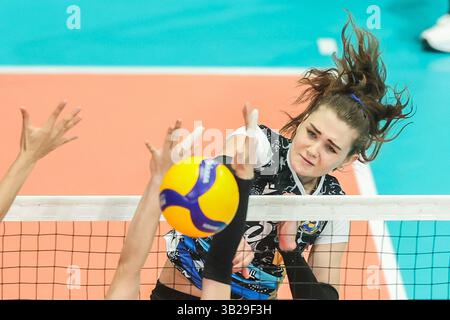 Pasig City, Philippines. 27 avril 2025. Karyna Denysova (arrière) du Kazakhstan Zhetysu VC participe au match final entre le Kazakhstan Zhetysu VC et le Vietnam VTV Binh Dien long an à la Ligue des champions de volleyball féminin de l'AVC à Pasig City, Philippines, le 27 avril 2025. Crédit : Rouelle Umali/Xinhua/Alamy Live News Banque D'Images